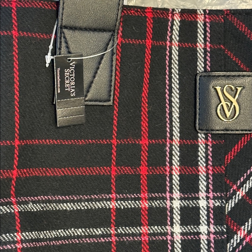 Victoria’s Secret Black & Red Plaid Tote Bag 13.75" x 22.83" x 7.375" Zip Top - Picture 11 of 12